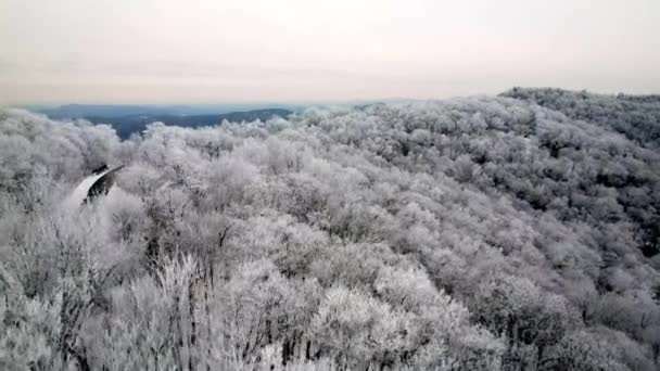 空中倾斜 以揭示冬季靠近北卡罗莱纳州吹石和防波堤的山脉 — 图库视频影像