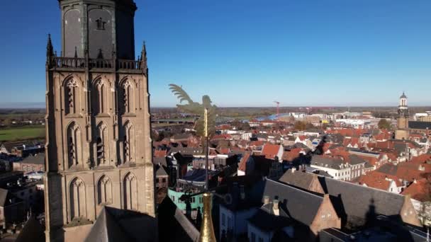 Rotação Aérea Super Closeup Mostrando Weathervane Dourado Com Torre Igreja — Vídeo de Stock