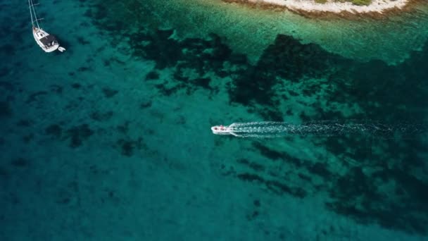 Widok Lotu Ptaka Motorboat Żeglarstwo Jasnym Oceanie Niebieskim Okresie Letnim — Wideo stockowe