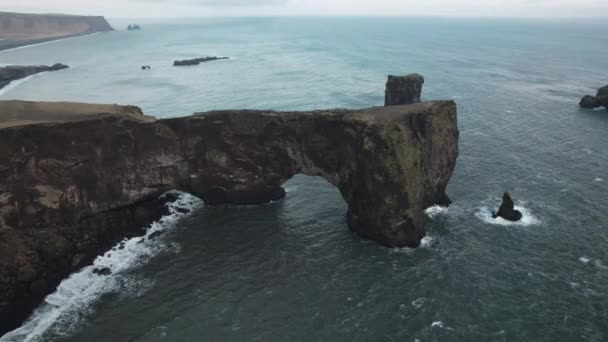 Paralaxe Aéreo Largo Torno Dyrholaey Arch Arch Hole Islândia — Vídeo de Stock