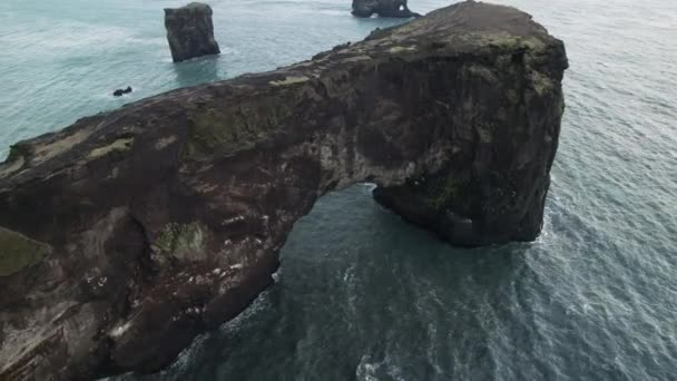 Paralaksa Lotnicza Wokół Patrząc Łuk Dyrholaey Południowy Kraniec Islandii — Wideo stockowe