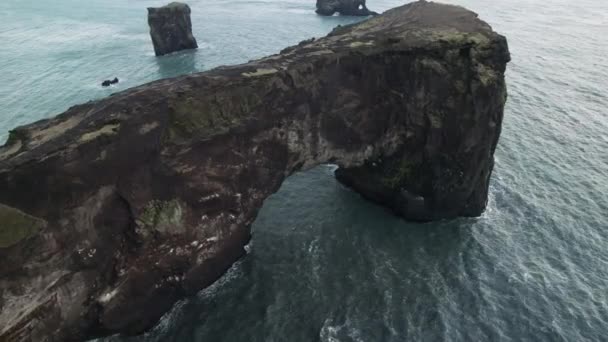 Parallaxe Aérienne Autour Regardant Vers Bas Sur Dyrholaey Arch Pointe — Video