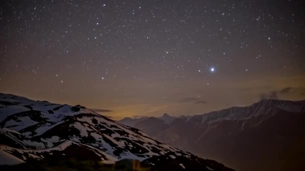 Cielo Stellato Notturno Con Stelle Cadenti Sulle Montagne Innevate Inverno — Video Stock