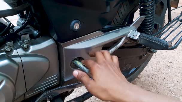 Mantenimiento Motocicleta Dos Ruedas Día Desde Ángulo Plano Detalles — Vídeo de stock