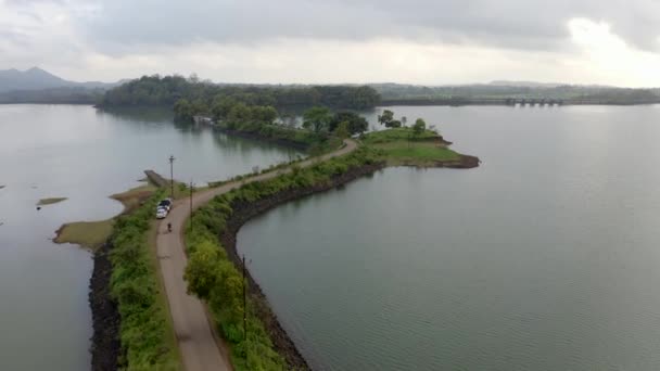 Isolated Road Vaitarna River Dam Nashik District Maharashtra India Luchtdrone — Stockvideo