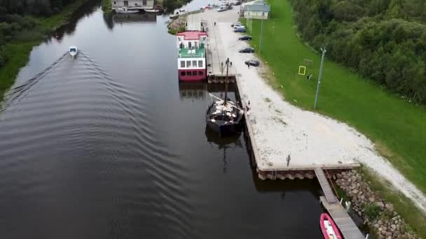 Piirissaare港の空中クリップ エストニアとロシアの間のPeipus湖の小さな島 — ストック動画