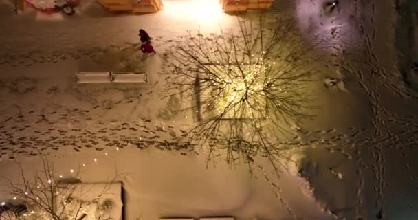 Coppia Passeggiata Romantica Notte Nella Neve Fresca Top Aerea Neve — Video Stock