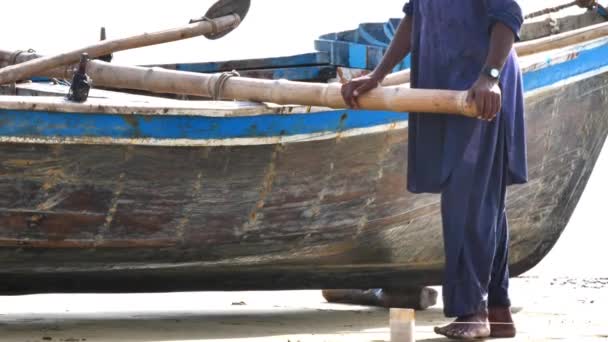 Pescatore Pakistano Che Tiene Tutore Bambù Attaccato Alla Barca Legno — Video Stock