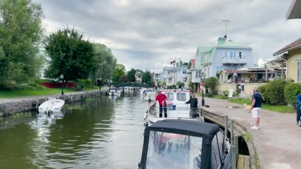 Barca Portuale Familiare Lungo Fiume Nella Piccola Città Trosa Estate — Video Stock