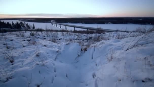 Snowy Autobrug Tijdens Zonsondergang — Stockvideo