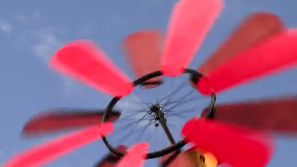 Red Wind Vane Spinning Sunny Sky Primer Plano Ángulo Bajo — Vídeos de Stock