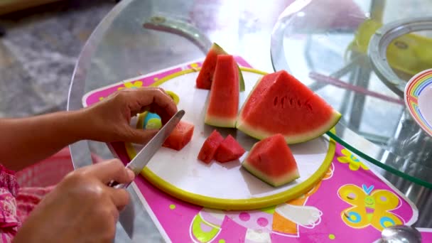 Menschenhände Schneiden Köstliche Rote Wassermelone Kleine Stücke — Stockvideo