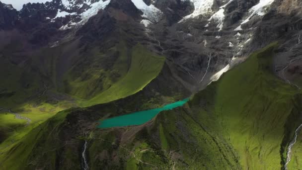 Беспилотник Выстрел Горах Анд Бирюзовым Цветным Ледниковым Озером Медленно Раскрывая — стоковое видео