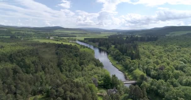 Seguimiento Aéreo Hacia Este Largo Del Río Dee Aberdeenshire — Vídeos de Stock