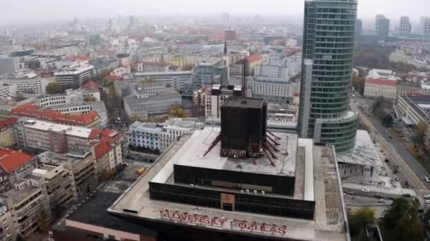 Dynamische Antenne Opname Van Slowaakse Radio Omgekeerde Piramide Gebouw Bratislava — Stockvideo