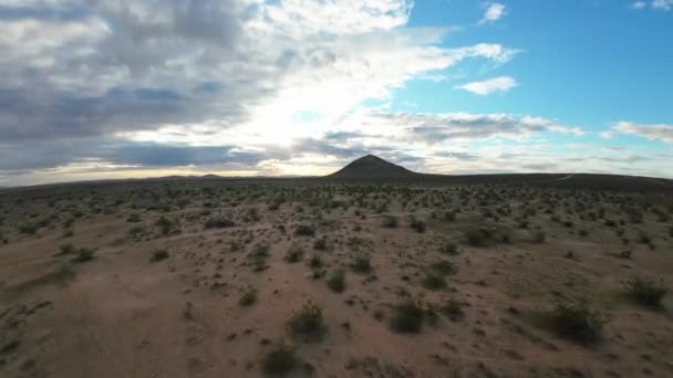 Een Snelle Vlucht Het Mojave Desert Bekken Naar Een Kegelvormige — Stockvideo