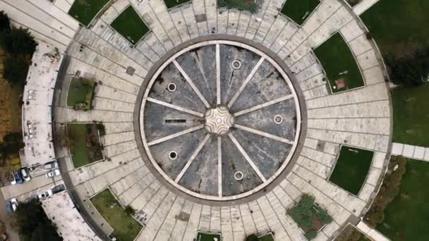 Aerial Rotating Top Shot Freedom Square Fountain Bratislava Slovakia Overcast — Vídeos de Stock