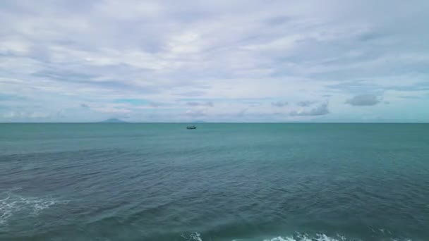 Barco Pesca Tradicional Navegando Oceano Azul Turquesa Com Vulcão Fundo — Vídeo de Stock