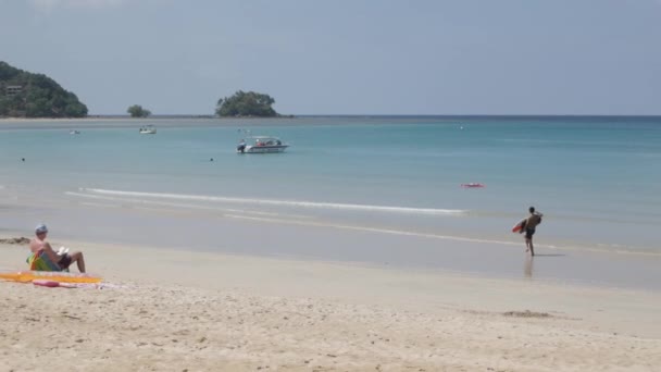 Pessoas Relaxando Praia Areia Branca Com Onda Mar Tranquilo Sol — Vídeo de Stock