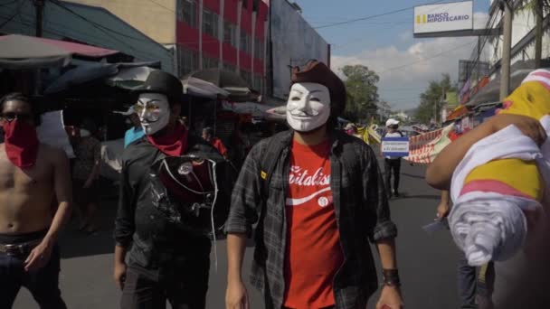 在现任总统Nayib Bukele的和平抗议活动中 一些戴着匿名面具的人在街上游荡 这是一个缓慢的举动 — 图库视频影像