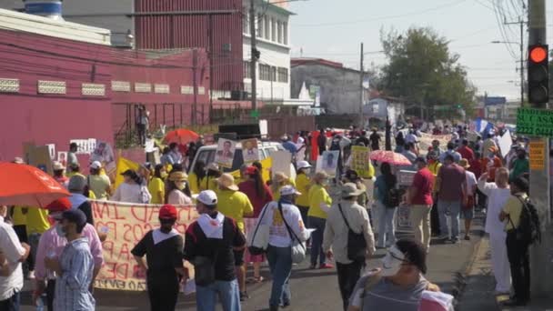 Πλήθη Παρελαύνουν Στην Πόλη Για Διαμαρτυρηθούν Ενάντια Στις Πολιτικές Του — Αρχείο Βίντεο