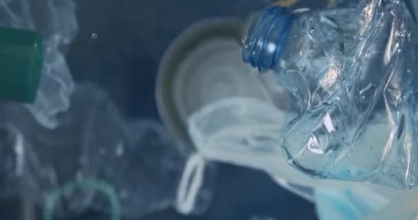 Plastikflaschen Und Müll Der Wasser Schwimmt Und Die Umwelt Verschmutzt — Stockvideo