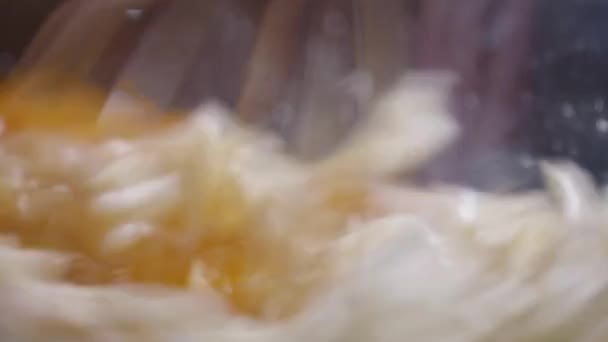 溶き卵 そして 泡立て器を使用してクリアガラスボウルにチーズをすりおろした トーストオムレツ成分 マクロ — ストック動画