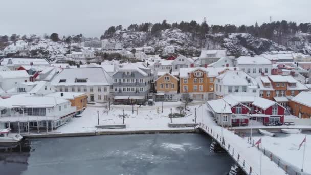 Snöig Bro Över Frusna Havet Med Vinterlandskap Kragero Norge Antenn — Stockvideo