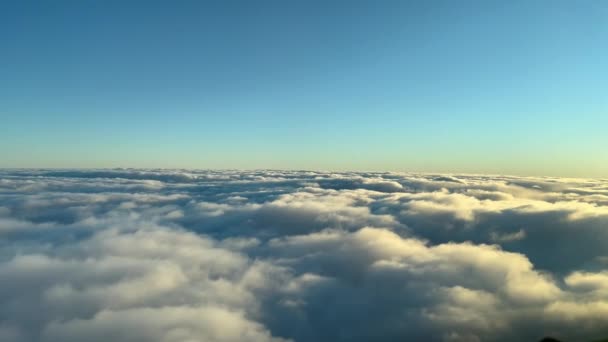 Облака Над Полетом Дневной Свет Голубым Небом Кабины Самолета — стоковое видео
