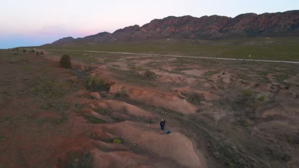 Lonely Photographer Australian Outback Shooting Elders Range Mountain Aerial — Stock video