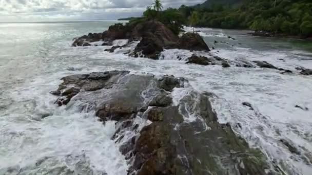 Dolly Aéreo Voar Sobre Ondas Marinhas Espumosas Batendo Costa Rochosa — Vídeo de Stock