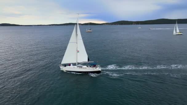Ein Segelboot Das Mit Windkraft Segelt — Stockvideo