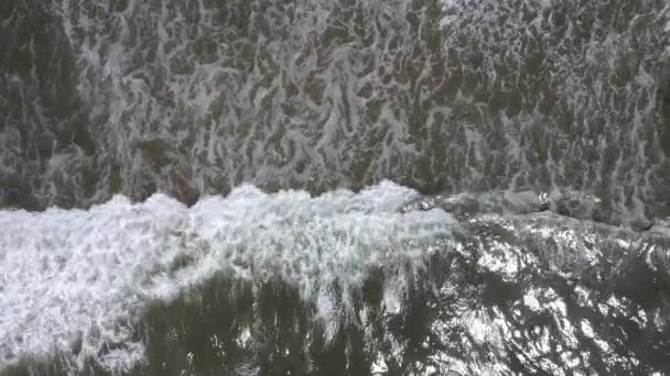 Kıyı Şeridinde Dalgalar Kopuyor Hava Tepesi — Stok video