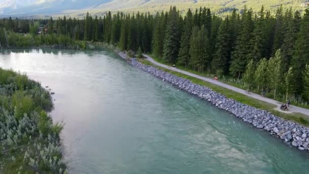 Drone Seguendo Torrente Verso Montagne Estate — Video Stock