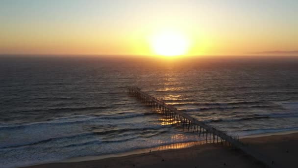 Bright Golden Sunset Sea Hermosa Beach Pier Повітрям — стокове відео