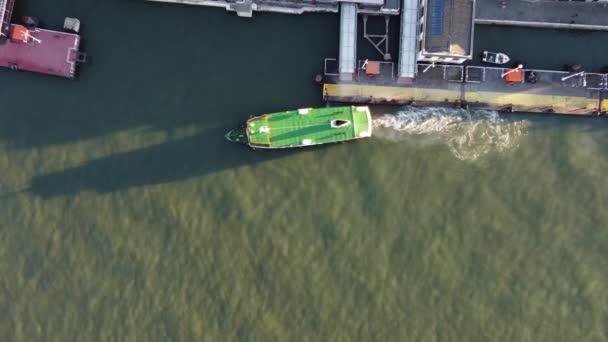 Zicht Beroemde Rivierboot Van Cacilhas Naar Lissabon — Stockvideo