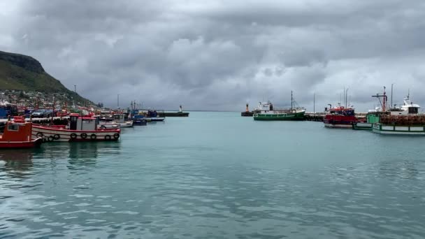 Fischerboote Hafen Von Kalk Bay — Stockvideo