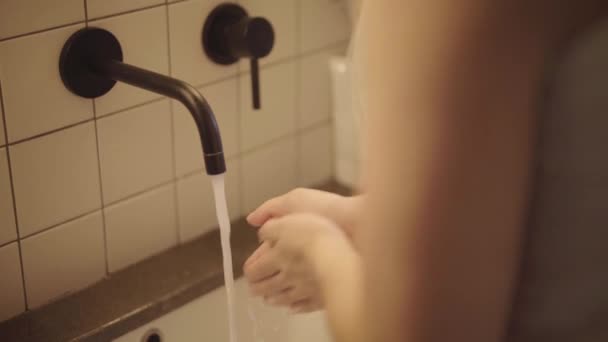 Kobieta Rozwinęła Się Mycia Rąk Mydłem Aby Zapobiec Rozprzestrzenianiu Się — Wideo stockowe