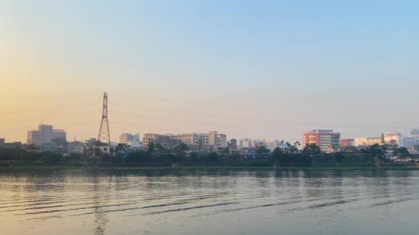 Langsamer Schwenk Nach Rechts Blick Über Den See Der Skyline — Stockvideo