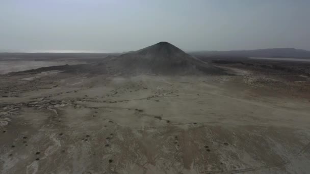 Vista Aérea Sobre Paisaje Árido Seco Hacia Volcán Lodo Parque — Vídeos de Stock