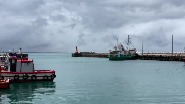 Barcos Pesca Cais Farol Kalk Bay Harbor — Vídeo de Stock