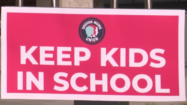 Keep Kids School Protesttecken — Stockvideo