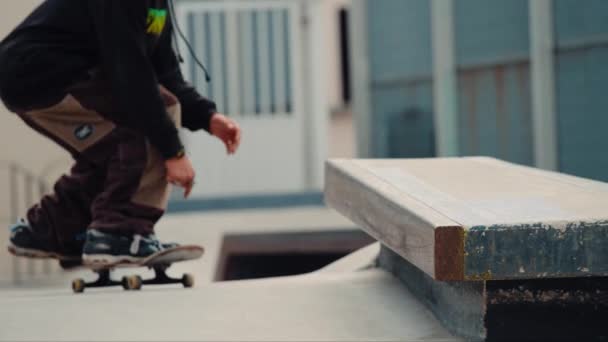 Skateboard Neus Slijpen Bij Skatepark Slow Motion — Stockvideo