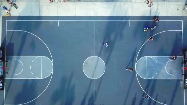 Sonniger Tag Venice Beach Kalifornien Basketballplatz Übersicht Fliegende Drohne Zieht — Stockvideo