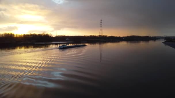 Łódź Towarowa Pływająca Rzece Scheldt Podczas Złotego Zachodu Słońca — Wideo stockowe