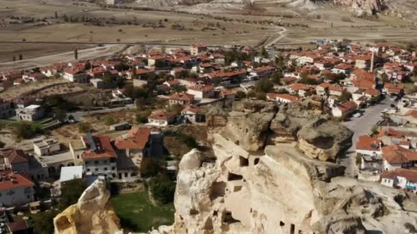 トルコのカッパドキア ネヴセヒル アヴァノスの岩の城からのカヴシン村の空中ビュー — ストック動画