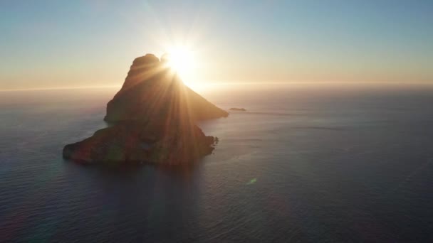 Vista Aérea Del Sol Desde Detrás Vedra Ibiza Mostrando Océano — Vídeos de Stock