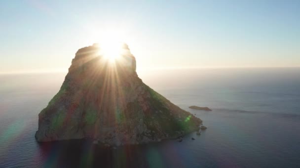 Vista Aérea Del Sol Desde Detrás Vedra Ibiza Mostrando Océano — Vídeos de Stock