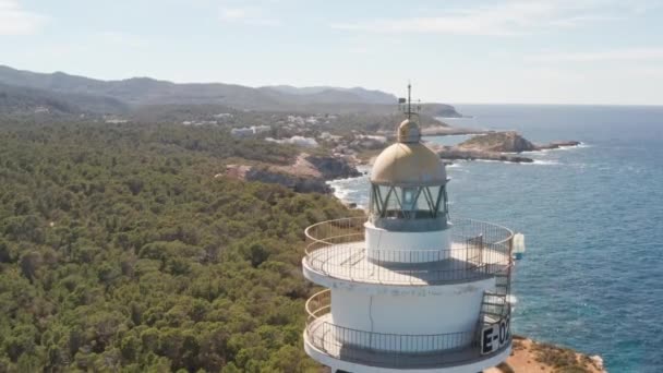 Vista Aérea Cerca Del Faro Punta Moscarter Ibiza España Mostrando — Vídeos de Stock