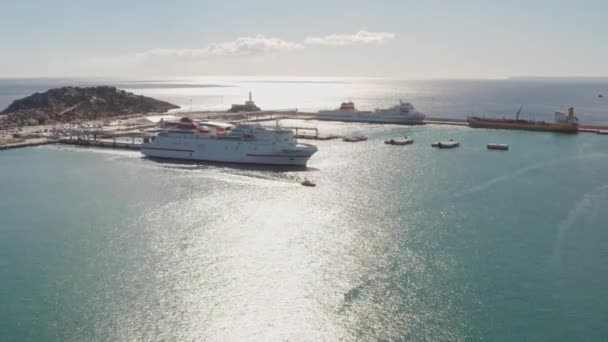 Ibiza Spanje Grote Veerboot Die Haven Verlaat Met Toeristen Haven — Stockvideo